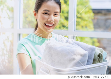 美麗的女人年輕的母親好做家務衣服洗人材料 66312742