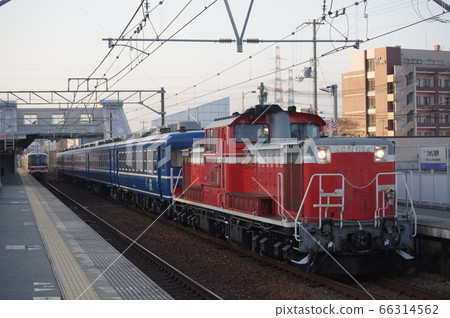 DD51 type diesel locomotive traction 12 series passenger car passing through Himeji Bessho station 66314562