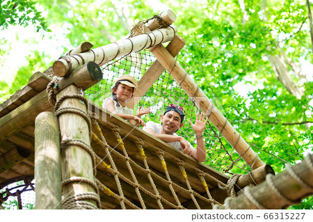 父親和女兒在森林裡玩運動 66315227