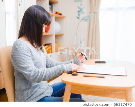 Woman with a seal Copy space 4:3 66317470