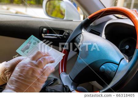 Writing a paper slip depositing government 66318405