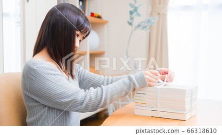 A woman who collects used books Discarding Copy space 16: 9 66318610