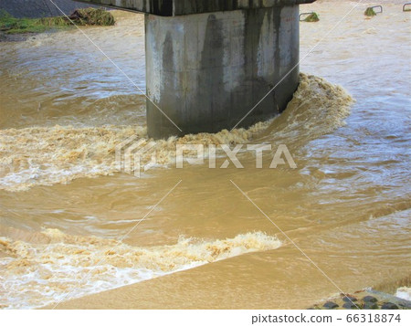 河被洪水淹沒 河被洪水淹沒 66318874