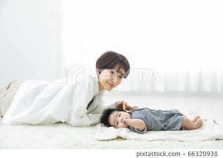 Mom and baby 66320938