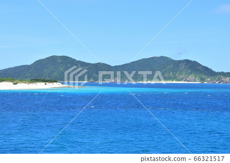 從船上看到的喀拉馬群島/白色沙灘（沖繩縣） 66321517