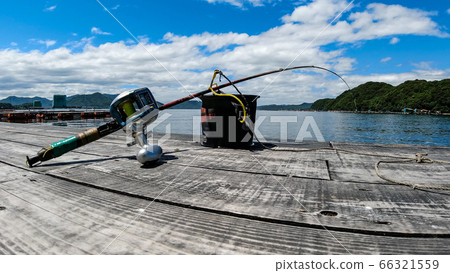 Fishing in the blue sky and white clouds in the blue sea of Amakusa, Kumamoto prefecture Fishing in the blue sky and white clouds in the blue sea of Amakusa, Kumamoto prefecture 66321559