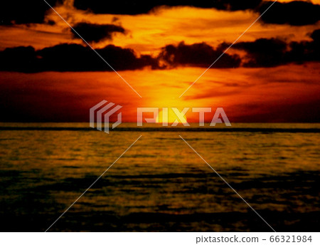 從船上看到的地平線上的日落 66321984