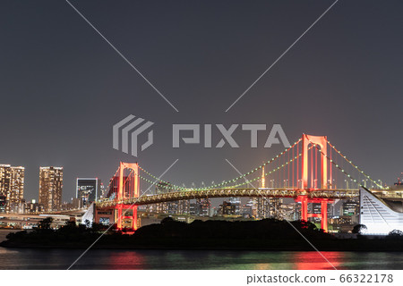 "Tokyo alert" triggered by the spread of new coronavirus infection Rainbow bridge illuminated in red 66322178