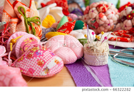 Manufacture of hanging decorations Sewing small items of Japanese cloth Various motifs of hanging things 66322282