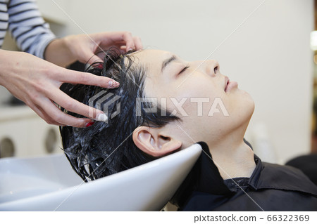 年輕女子的美髮洗髮水治療 66322369