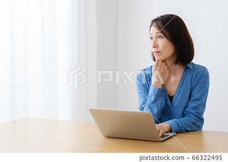 PC middle-aged woman worried 66322495