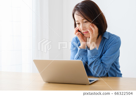 PC中年女人擔心 66322504