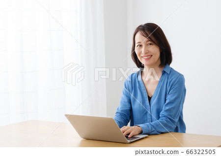 使用計算機的中年婦女 使用計算機的中年婦女 66322505