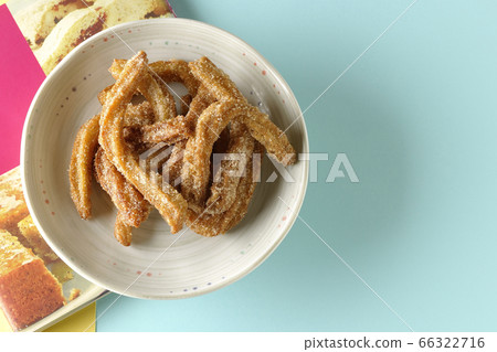 油條加大量肉桂糖從工作室的頂視圖 66322716