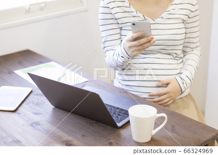 孕婦操作電腦 孕婦操作電腦 66324969