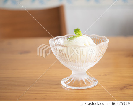 Vanilla ice cream  66325999