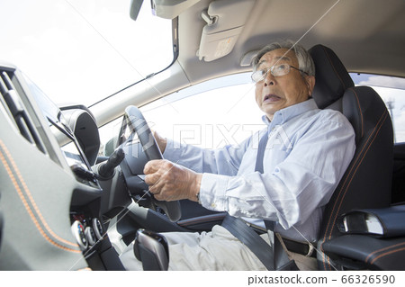 An elderly driver who is surprised by an accident, an elderly person driving An elderly driver who is surprised by an accident, an elderly person driving 66326590