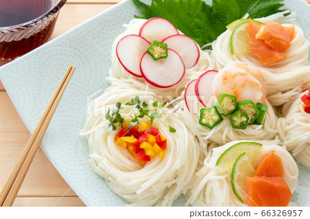 Somen and condiments and noodle soup 66326957