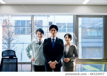 穿西裝的商人和商人在辦公室裡排隊 穿西裝的商人和商人在辦公室裡排隊 66329457