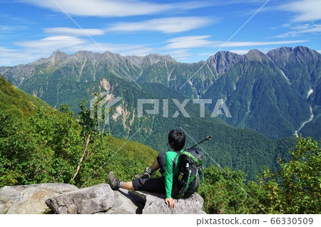 Mountaineers watching the Hotaka Mountain Range from Mount Kasaga Mountaineers watching the Hotaka Mountain Range from Mount Kasaga 66330509