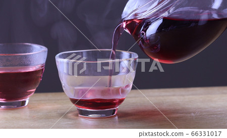 Blueberry tea in teapot and cup 66331017