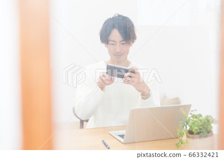 Male remote work 66332421