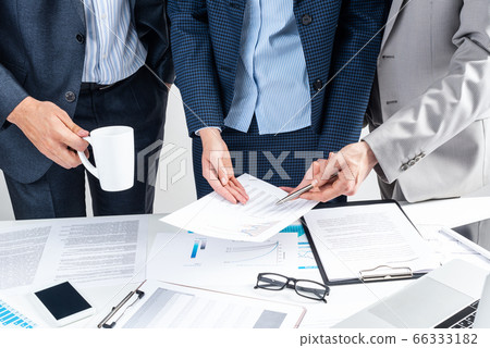 Corporate teamwork concept with businessmen Corporate teamwork concept with businessmen 66333182