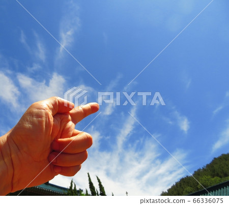 指向天空的手 66336075