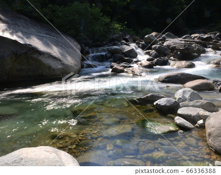 阿特拉河谷的山stream 阿特拉河谷的山stream 66336388