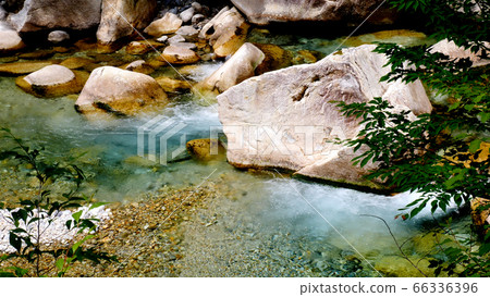 阿特拉河谷的山stream 66336396