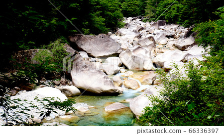 阿特拉河谷的山stream 66336397