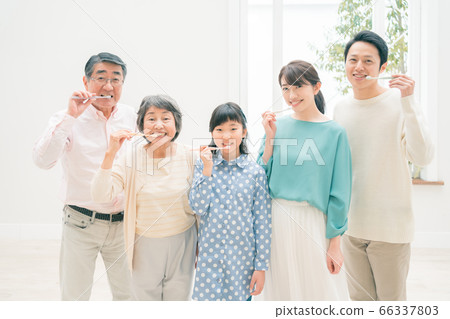 Postcard, family, three generations 66337803