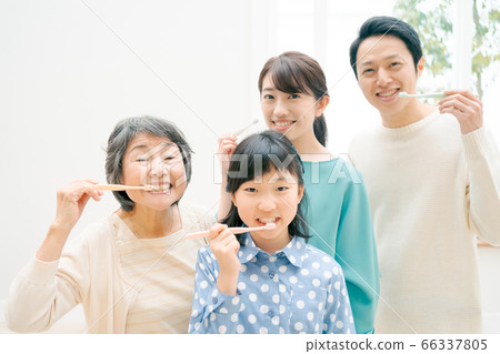 Postcard, family, three generations 66337805