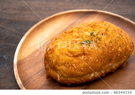 Curry bread   66344154