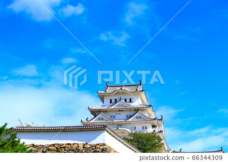National treasure Himeji Castle scenery that shines in the blue sky 66344309