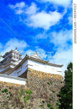 National treasure Himeji Castle scenery that shines in the blue sky National treasure Himeji Castle scenery that shines in the blue sky 66344317