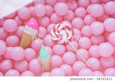 彩球和親子豬玩具 66345811