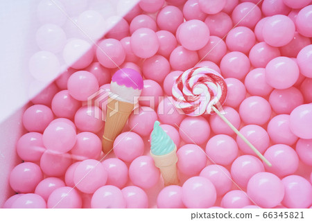 彩球和親子豬玩具 66345821