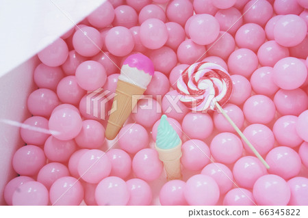 彩球和親子豬玩具 66345822