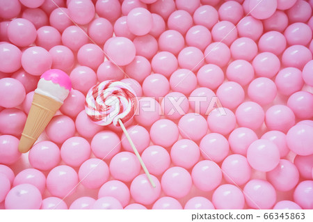 彩球和親子豬玩具 66345863