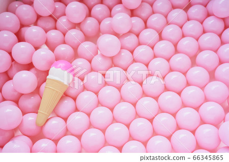 彩球和親子豬玩具 66345865