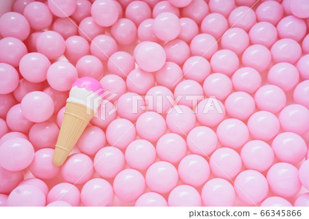 彩球和親子豬玩具 66345866