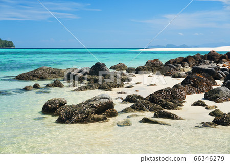 Tropical island with turquoise clear sea and white sand beach 66346279