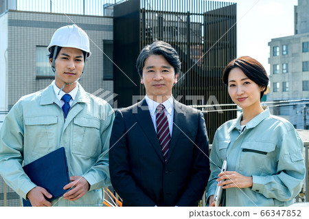 商人和穿著西裝的工人在屋頂上排隊 66347852