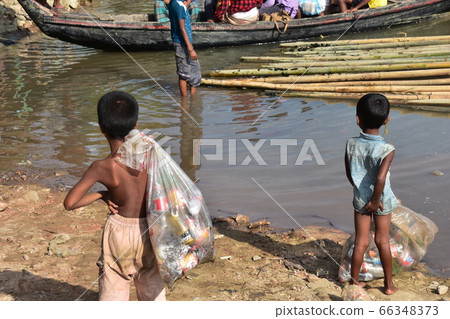 孟加拉國的考克斯·巴扎爾(Cox's Bazar)一個在沿海地區收集生活垃圾的男孩一個船上的村民 孟加拉國的考克斯·巴扎爾(Cox's Bazar)一個在沿海地區收集生活垃圾的男孩一個船上的村民 66348373