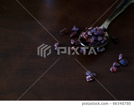 Spoon and cocoa nibs 66348780