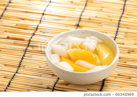 杏仁豆腐放在一個小碗裡。與盲人的夏天圖像。 66348969