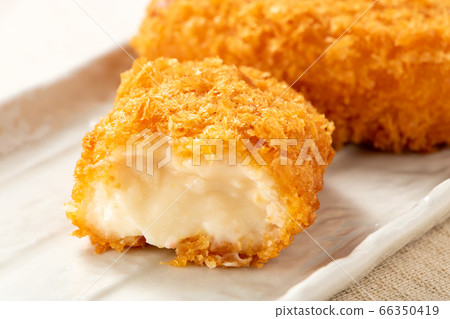 包狀奶油炸丸子的橫截面。 包狀奶油炸丸子的橫截面。 66350419