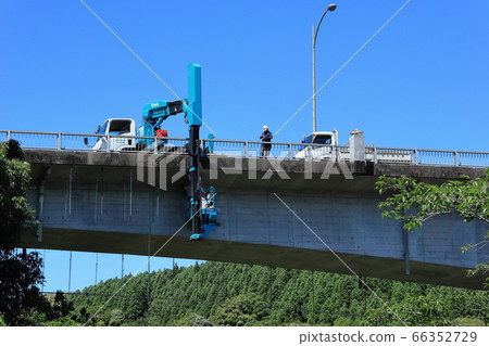 Bridge inspection car and blue sky (Ohashi Bridge) Bridge inspection car and blue sky (Ohashi Bridge) 66352729
