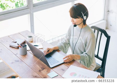 女人在家做遠程辦公(遠程工作) 女人在家做遠程辦公(遠程工作) 66353228